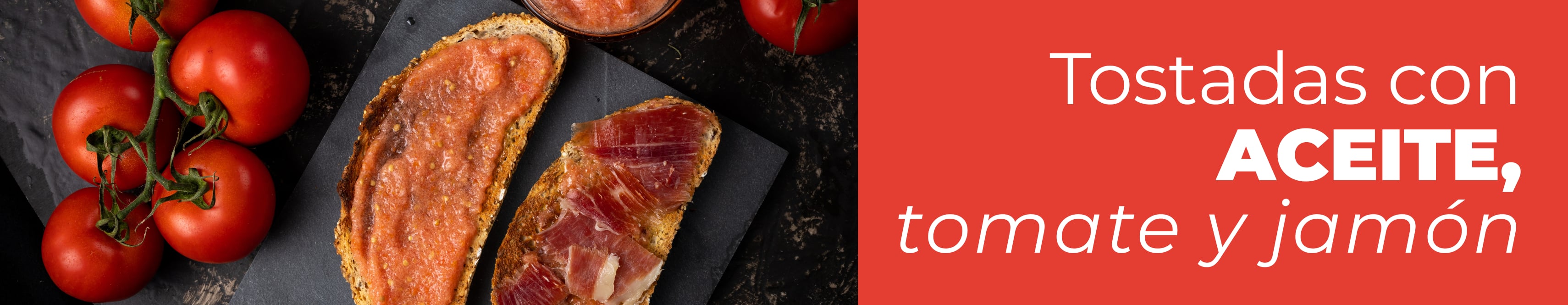 Plato con dos tostadas crujientes recién hechas, cubiertas con tomate rallado, ajo, lonchas de jamón ibérico y un chorrito de aceite de oliva virgen extra.